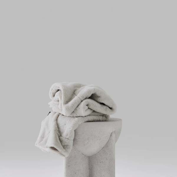 1 Luxe Faux Fur Throw Soft Plush Cozy Decorative Blanket